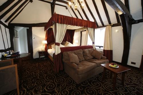 Four Poster Room (2)
